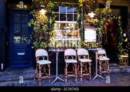 Copenhagen / Danimarca - Natale 2019-2020: Area salotto esterna nel ristorante vicino al mercato di Natale di Nyhavn. Carino caffè decorato per i turisti Foto Stock