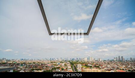 Panorama della città di Giacarta sullo sfondo del pannello della finestra. Foto Stock