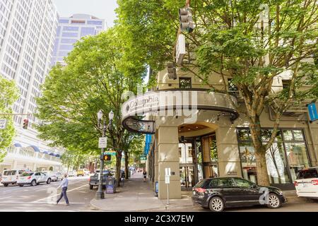 Portland, OR, USA - 27 giugno 2018: Columbia Store situato nella città di Portland centro Foto Stock