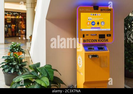 Portland, OR, USA - 27 Giugno 2018 : macchina Bitcoin Kiosk a Pioneer Place, centro commerciale, nel centro di Portland, Oregon state Foto Stock