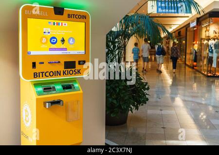 Portland, OR, USA - 27 Giugno 2018 : macchina Bitcoin Kiosk a Pioneer Place, centro commerciale, nel centro di Portland, Oregon state Foto Stock