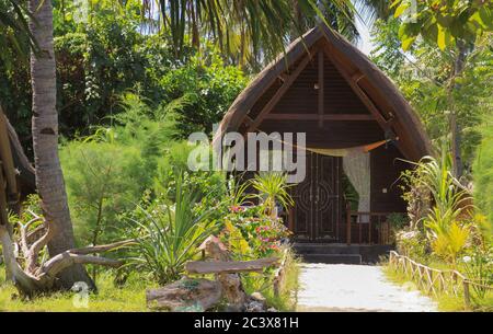 Bungalow in legno sasak esotico in un giardino lussureggiante sull'isola di Gili Air, Lombok, Indonesia Foto Stock