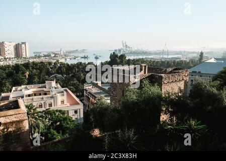 Malaga / Spagna - Ottobre 2019: Immagine panoramica del centro della città spagnola in una giornata di sole. Vista dalla cima della fortezza medievale chiamata Alcazaba Foto Stock