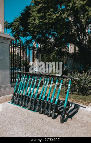 Malaga / Spagna - Ottobre 2019: Una fila di scooter elettrici parcheggiati in affitto a Malaga. Un mezzo di trasporto ecologico facile da usare. Foto Stock