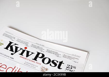 Lviv / Ucraina - Marzo 2020: Prima pagina del giornale ucraino Kiev Post su una scrivania bianca. Indagare sulla copertura di notizie locali in Ucraina. Spazio vuoto Foto Stock