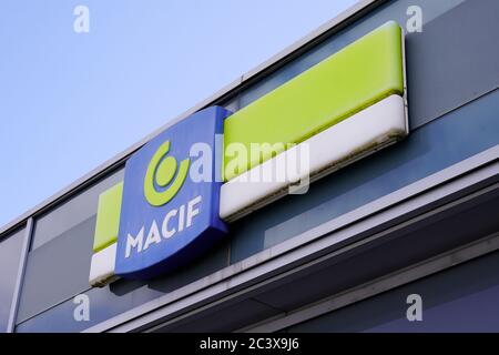 Bordeaux , Aquitaine / Francia - 06 20 2020 : Macif segno negozio di logo per l'agenzia di ufficio alla mutua assicurazione francese e banca Foto Stock