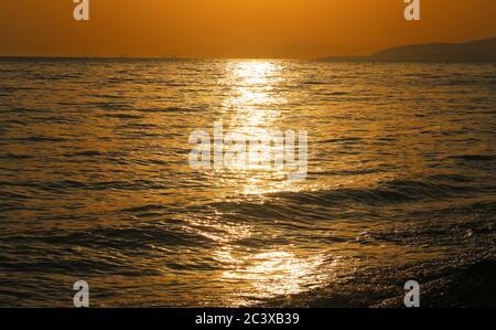 Bellissimo sfondo fotografico delle onde marine al tramonto in estate Foto Stock