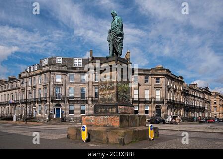 Statua di Robert Dundas, 2 ° visconte Melville, figlio di Henry Dundas dipinto con Black Lives materia graffiti. Edimburgo, Scozia, Regno Unito. Foto Stock