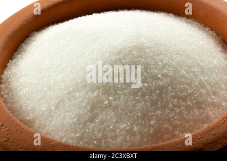 Zucchero granulato in recipiente. Cristalli di zucchero da tavola raffinato. Carboidrati solubili dolci. Saccarosio, disaccaride di glucosio e fruttosio. Foto Stock