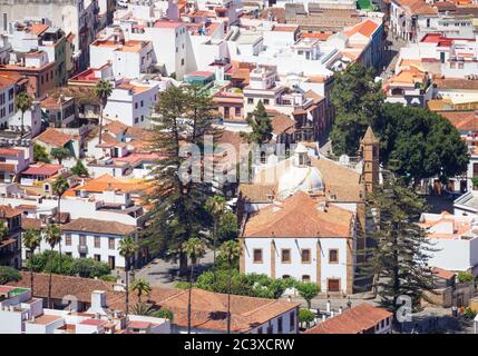 Vista sul villaggio di Teror sulla Gran Canaria dal sentiero di montagna. Gran Canaria, Isole Canarie, Spagna Foto Stock