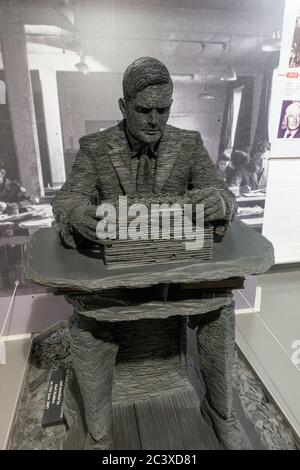 Un insolito scultura in ardesia di Alan Turing (da Stephen bollitore) in Bletchley Park, Bletchley, Buckinghamshire, UK. Foto Stock