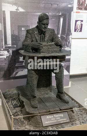 Un insolito scultura in ardesia di Alan Turing (da Stephen bollitore) in Bletchley Park, Bletchley, Buckinghamshire, UK. Foto Stock