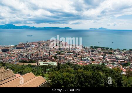 Vista panoramica di Napoli dalla Fortezza medievale Castel Sant'Elmo sul colle del Vomero, Napoli, Italia Foto Stock