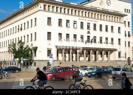 Sofia Bulgaria e la Banca nazionale bulgara che costruiscono la sede con il traffico automobilistico e pendolari nelle strade, Europa orientale, Balcani, UE Foto Stock