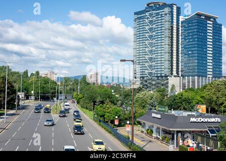 Sofia Bulgaria vista del centro città del Millennium Centre o KBC Group N.V. edifici e McDonald's ristorante vicino alla strada trafficata come visto nel giugno 2020 Foto Stock