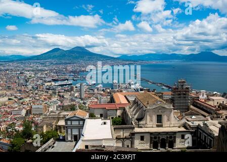 Vista da Castel Sant'Elmo sulla città di Napoli, sul Vesuvio e sul Golfo di Napoli Foto Stock