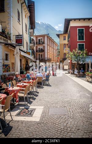 Malcesine shopping, Lago di Garda Foto Stock