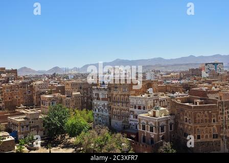 Vista sulla vecchia Sanaa. La città vecchia di Sanaa è dichiarata patrimonio mondiale dell'UNESCO oggi distrusse a causa della guerra civile Foto Stock
