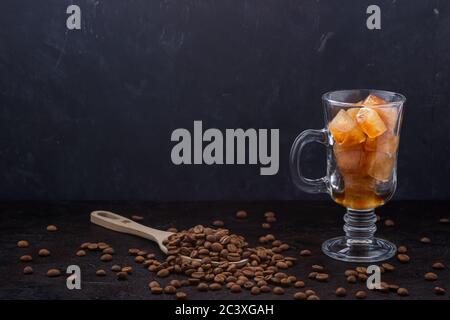 Il caffè congelato cubette di ghiaccio in un bicchiere prima di versare il caffè Foto Stock