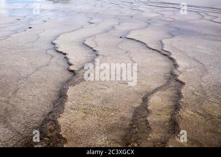 Linee astratte di tipo nel terreno presso la piscina Grand Prismatic nel Parco Nazionale di Yellowstone. Foto Stock