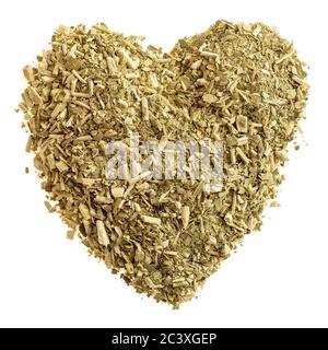 Cuore di foglie di tè secco con mate su fondo bianco isolato Foto Stock