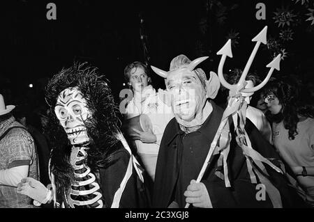 Partecipanti alla Greenwich Village Halloween Parade, New York City, USA negli anni '80 fotografati con film in bianco e nero di notte. Foto Stock