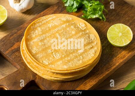 Tortillas di mais fresche fatte in casa pronte per cucinare Foto Stock