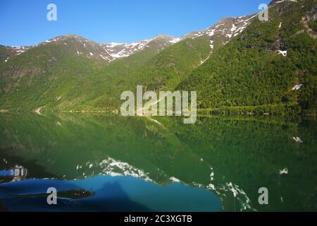 Splendido fiordo norvegese calmo e paesaggio montano del Sognefjord o Sognefjorden, contea di Vestland nella Norvegia occidentale. Foto Stock