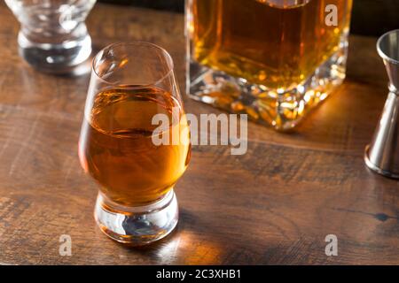 Boozy Amber Whiskey in uno Snifter pronto a bere Foto Stock