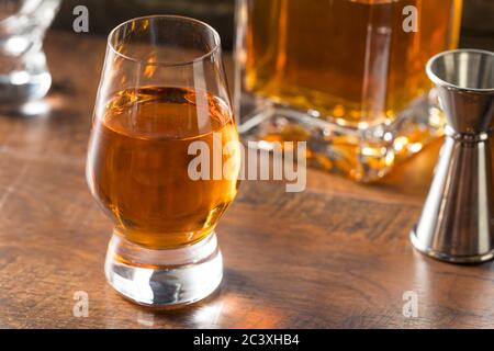 Boozy Amber Whiskey in uno Snifter pronto a bere Foto Stock