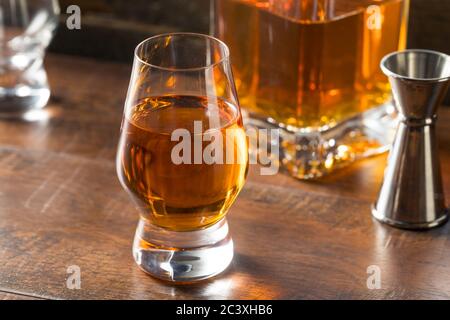 Boozy Amber Whiskey in uno Snifter pronto a bere Foto Stock