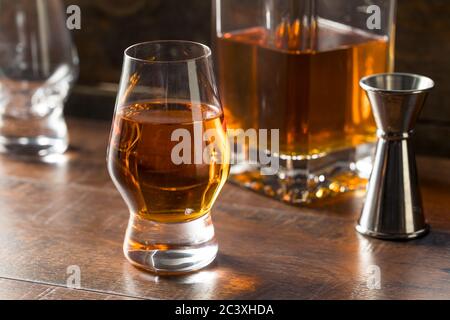 Boozy Amber Whiskey in uno Snifter pronto a bere Foto Stock