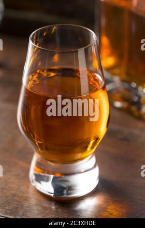 Boozy Amber Whiskey in uno Snifter pronto a bere Foto Stock