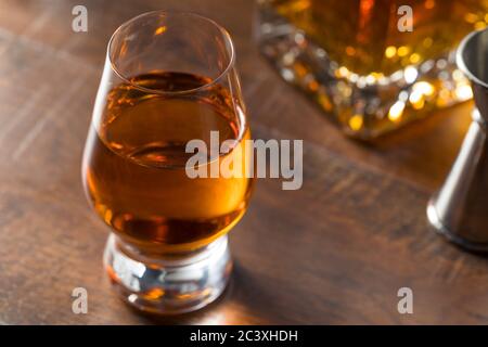 Boozy Amber Whiskey in uno Snifter pronto a bere Foto Stock