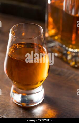 Boozy Amber Whiskey in uno Snifter pronto a bere Foto Stock