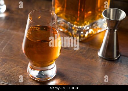 Boozy Amber Whiskey in uno Snifter pronto a bere Foto Stock