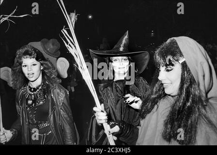 Donne partecipanti al Greenwich Village Halloween Parade, New York City, USA negli anni '80 fotografati con film in bianco e nero di notte. Foto Stock