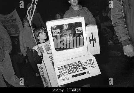 Ragazzo in costume da computer alla Greenwich Village Halloween Parade, New York City, USA negli anni '80 fotografato con film in bianco e nero di notte. Foto Stock