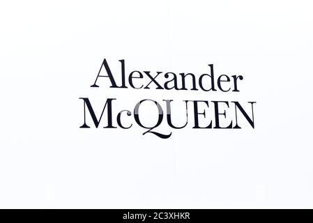 Cartello per Alexander McQueen Foto Stock