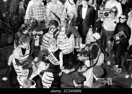 Costume di api e miele alla Greenwich Village Halloween Parade, New York City, USA negli anni '80 fotografato con film in bianco e nero di notte. Foto Stock