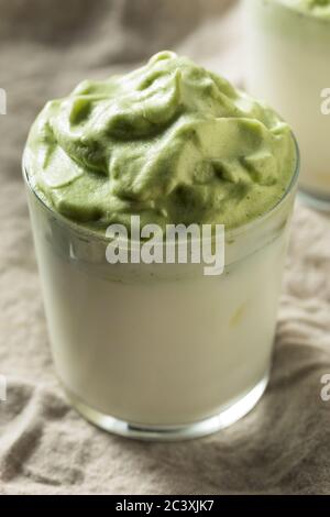 Caffè Matcha Dalgona montato con ghiaccio e latte Foto Stock
