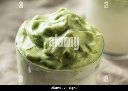 Caffè Matcha Dalgona montato con ghiaccio e latte Foto Stock