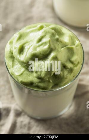 Caffè Matcha Dalgona montato con ghiaccio e latte Foto Stock