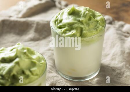 Caffè Matcha Dalgona montato con ghiaccio e latte Foto Stock