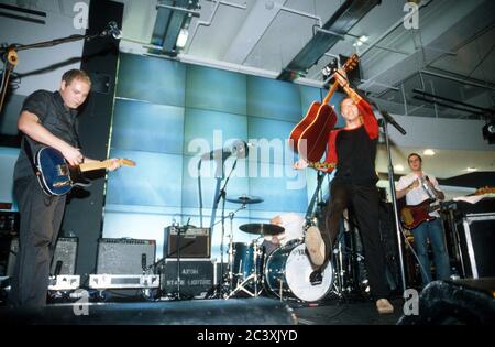 Coldplay reciting HMV record store 10 luglio 2000, Oxford Street, Londra, Inghilterra, Regno Unito. Foto Stock