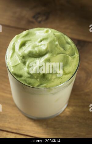 Caffè Matcha Dalgona montato con ghiaccio e latte Foto Stock