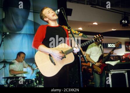 Coldplay reciting HMV record store 10 luglio 2000, Oxford Street, Londra, Inghilterra, Regno Unito. Foto Stock