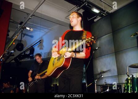 Coldplay reciting HMV record store 10 luglio 2000, Oxford Street, Londra, Inghilterra, Regno Unito. Foto Stock