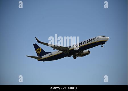 Volo Ryanair che parte dall'aeroporto delle East Midlands. Foto Stock