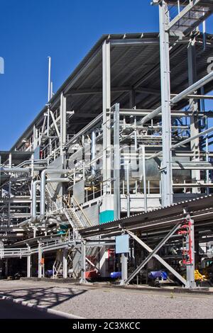 Fabbrica chimica di polimeri. Linea di produzione di materiale termoplastico. Foto Stock